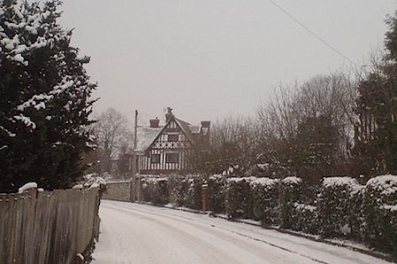 © Robert Rotifer Tudor-Haus im Schnee